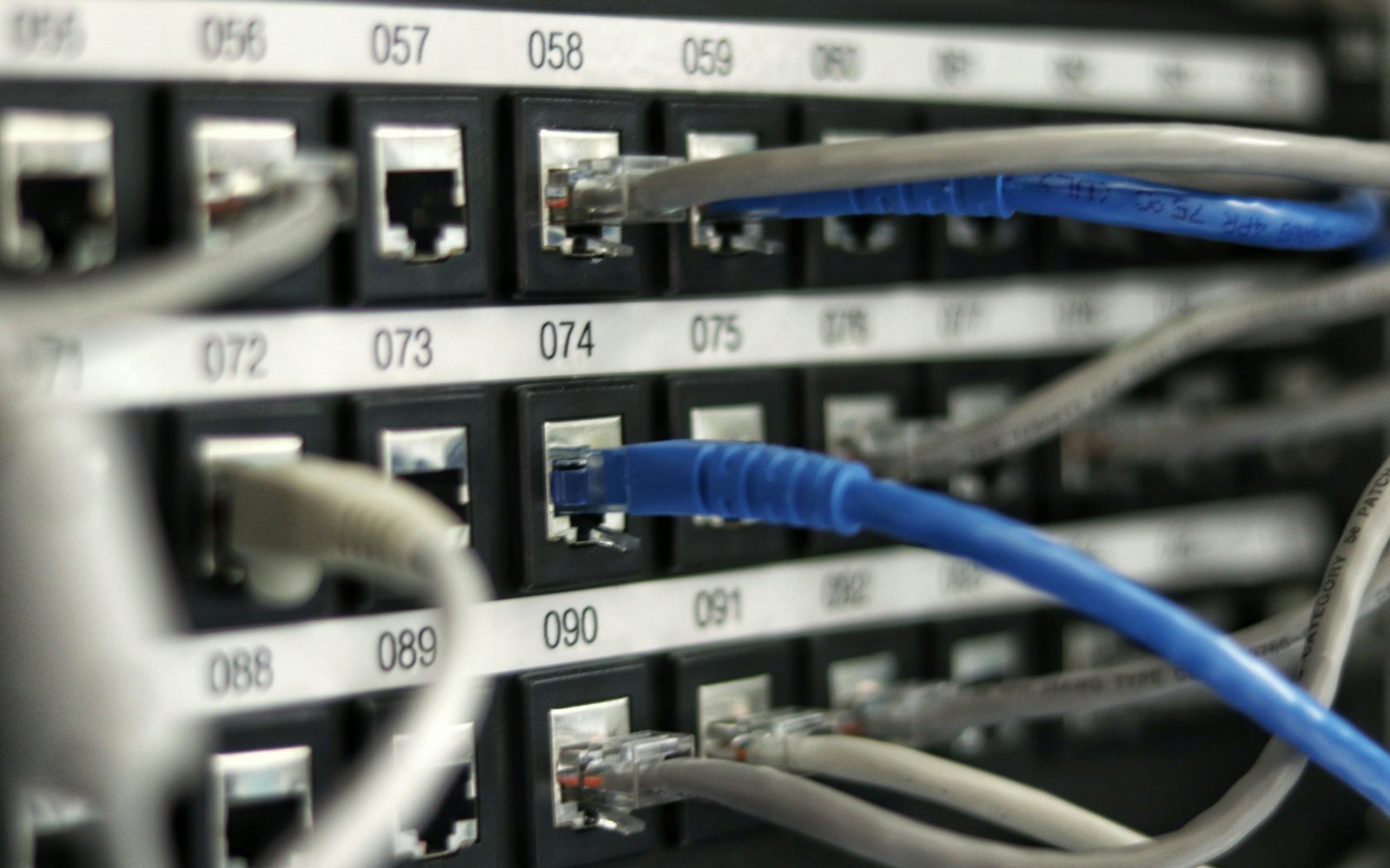 Patch panel with neatly routed network cables